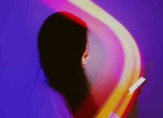 Understanding Popcorn Brain: How It Can Lead to Feeling Disconnected from Others news-22082024-072115