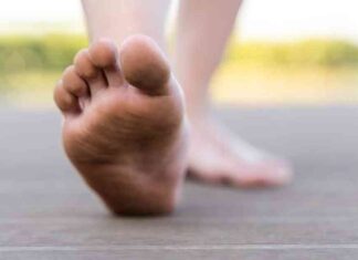 Is Going Barefoot Bad for Your Health? Doctors Weigh In. news-22082024-192548