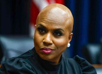 Pressing the FDA: Delayed Proposal to Ban Hair-Straightening Chemicals news-29082024-233515