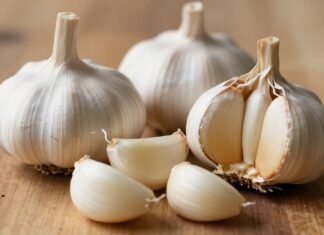 Fresh Garlic Cloves: Boost Flavor & Health in Every Bite